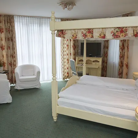 Flair Vier Jahreszeiten Szálloda Bad Urach