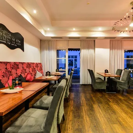 Flair Vier Jahreszeiten Szálloda Bad Urach